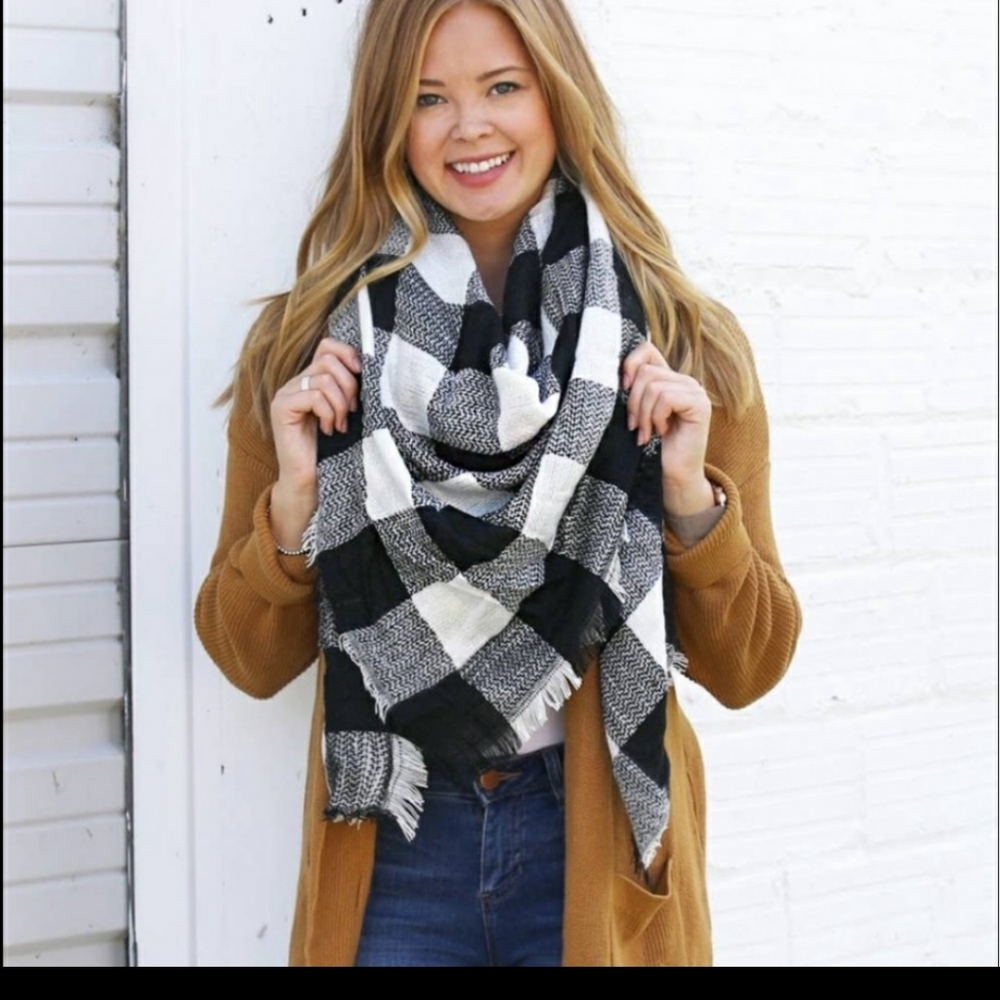 White /Black Buffalo Plaid Blanket Scarf - Picture 4 of 4